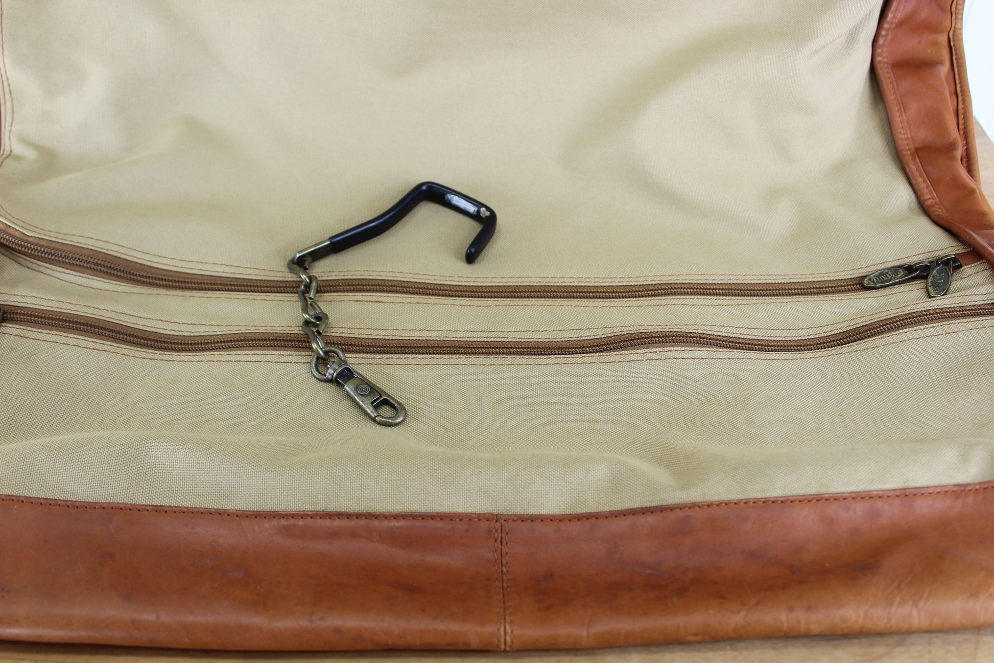 Dakota Tumi Leather Hanging Garment Traveler - Bi Fold 40" Quality Vintage Estate Item orig hanger