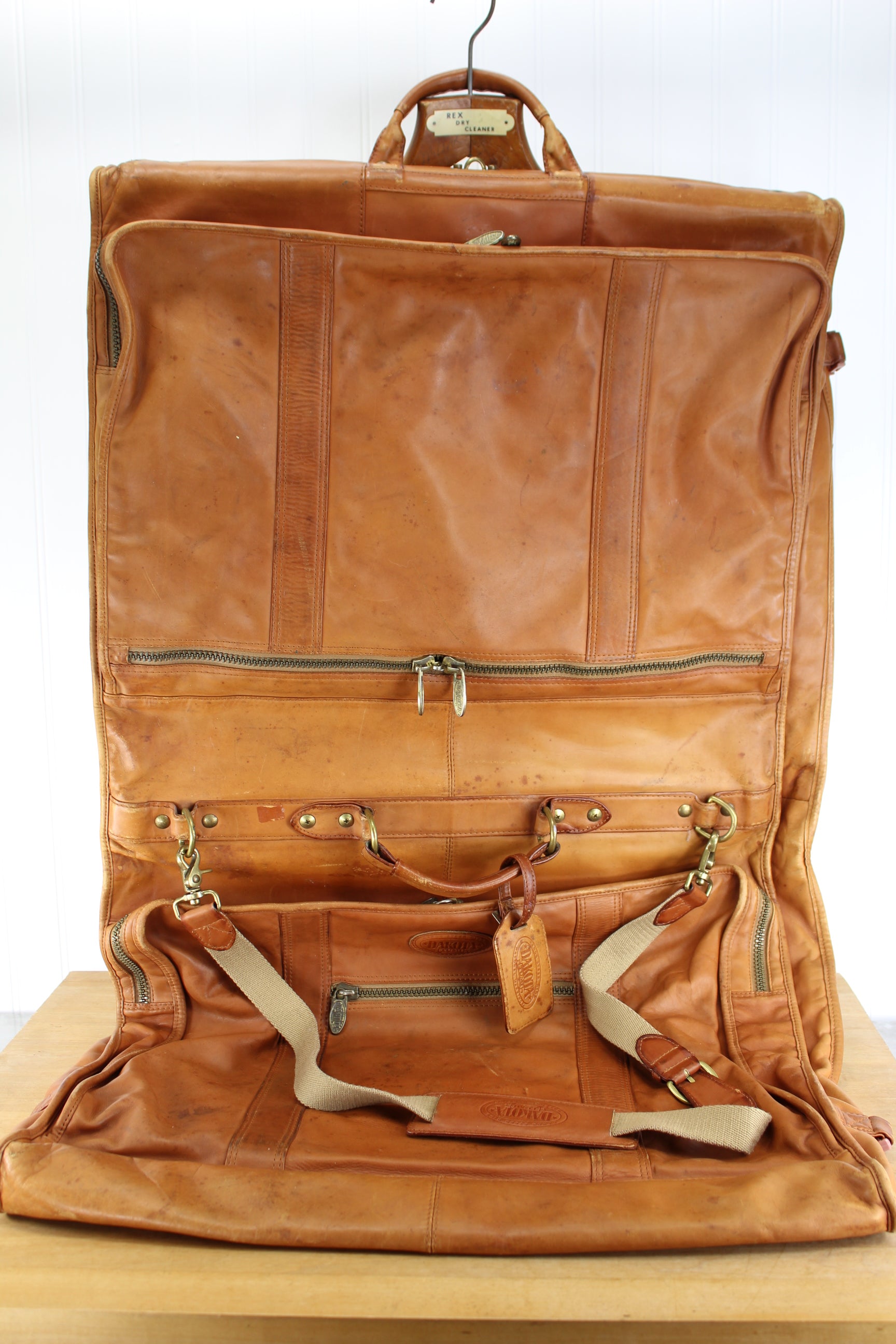 Dakota Tumi Leather Hanging Garment Traveler - Bi Fold 40" Quality Vintage Estate Item