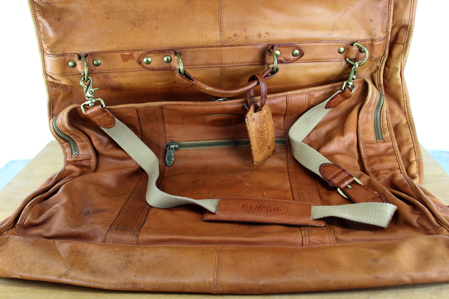 Dakota Tumi Leather Hanging Garment Traveler - Bi Fold 40" Quality Vintage Estate Item name tag