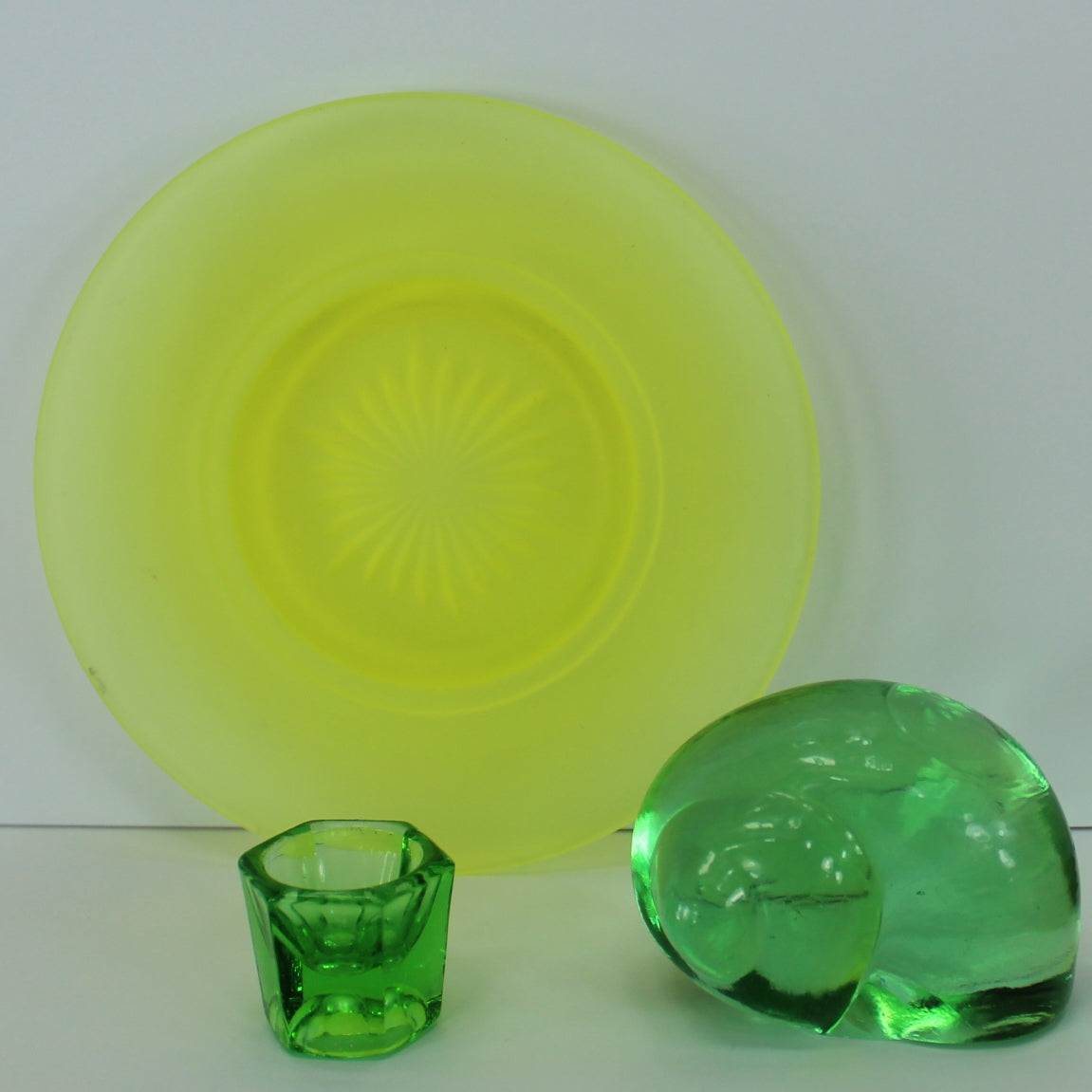 Collection 3 Pieces Vintage Glass - Yellow Uranium Plate - Freen Snail & Salt CellarCollection 3 Pieces Vintage Glass - Yellow Uranium Plate - Green Snail & Salt Cellar
