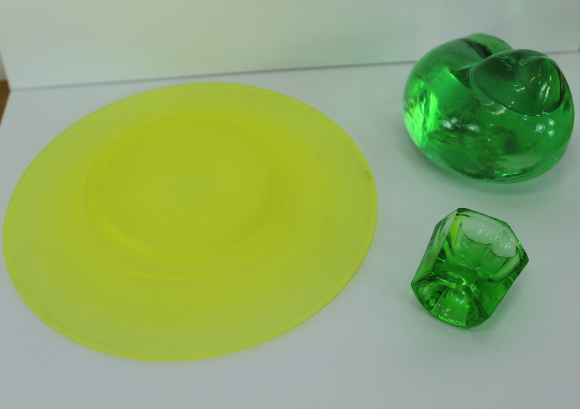 Collection 3 Pieces Vintage Glass - Yellow Uranium Plate - Green Snail & Salt Cellar  table collection serving