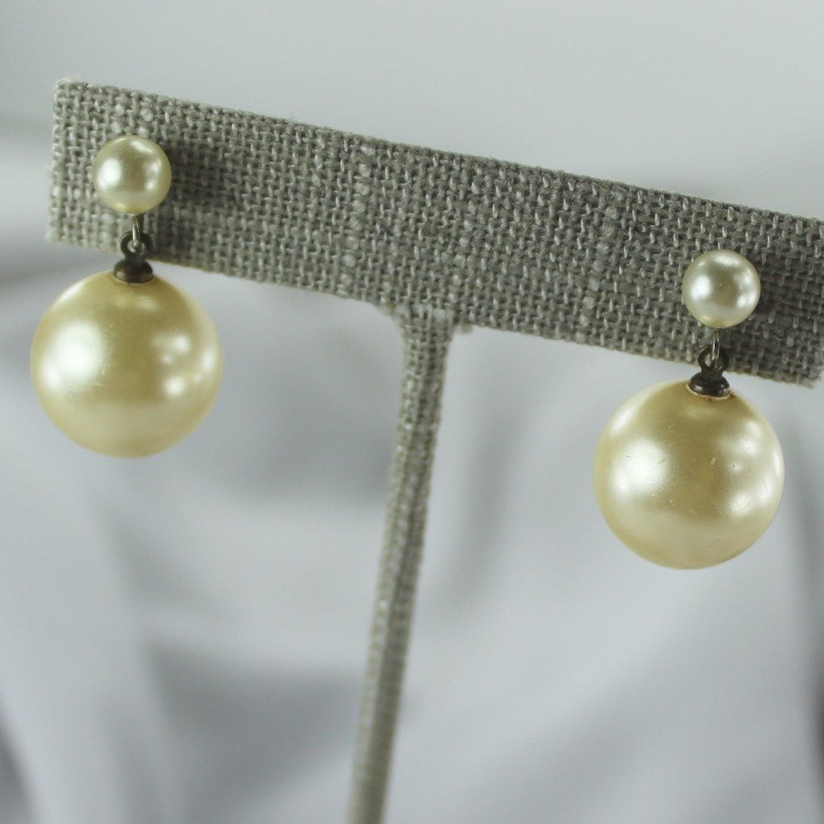Vintage Earrings RICHELIEU 2 Pearl Dangle Screw Faux Creamy Pearls designer marked