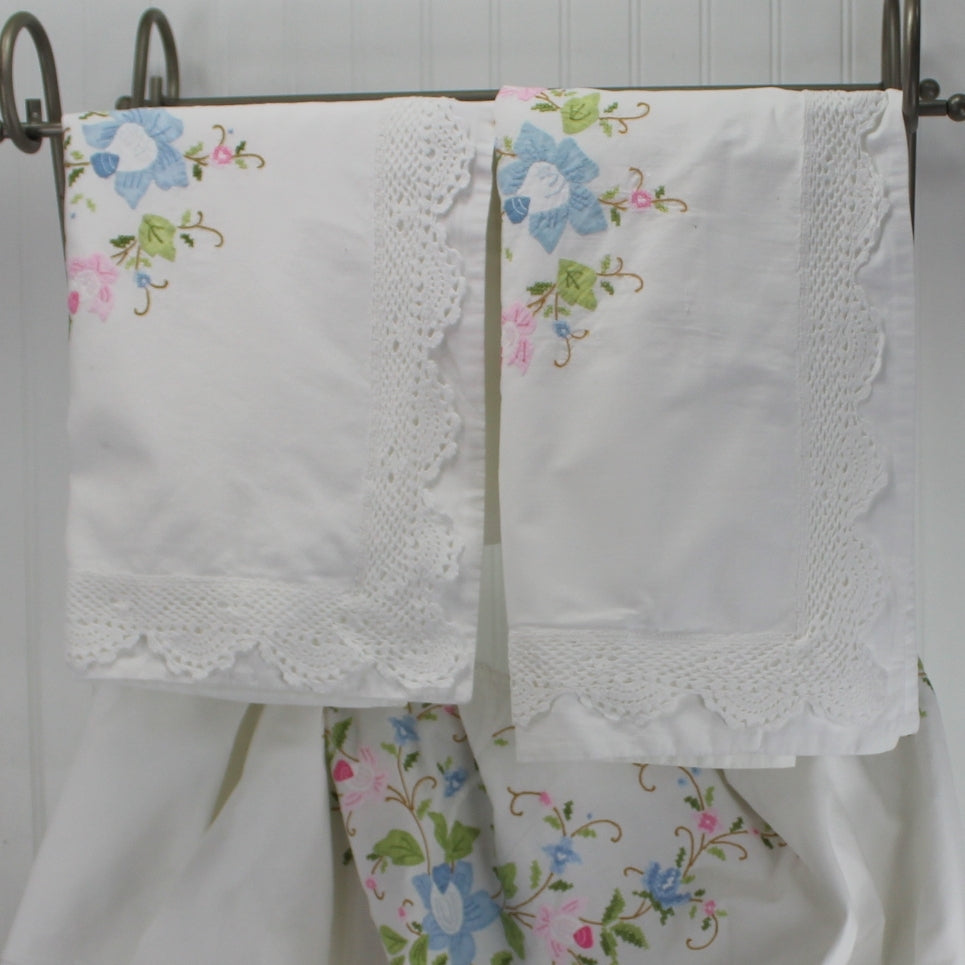 White Cotton Coverlet Matching Pillow Shams Appliqued Crosstitch Pastels heavy lace trim