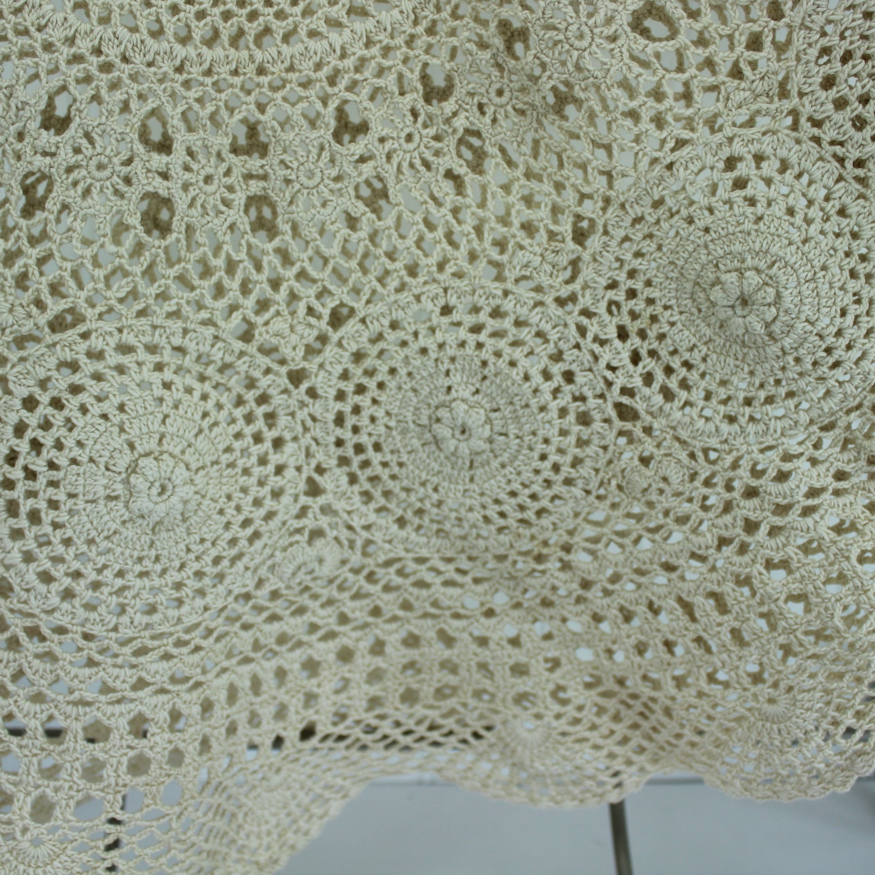 Round Crochet Doily Tablecloth Pale Ecru Heavy Cotton 32" Diameter scallop edge closeup