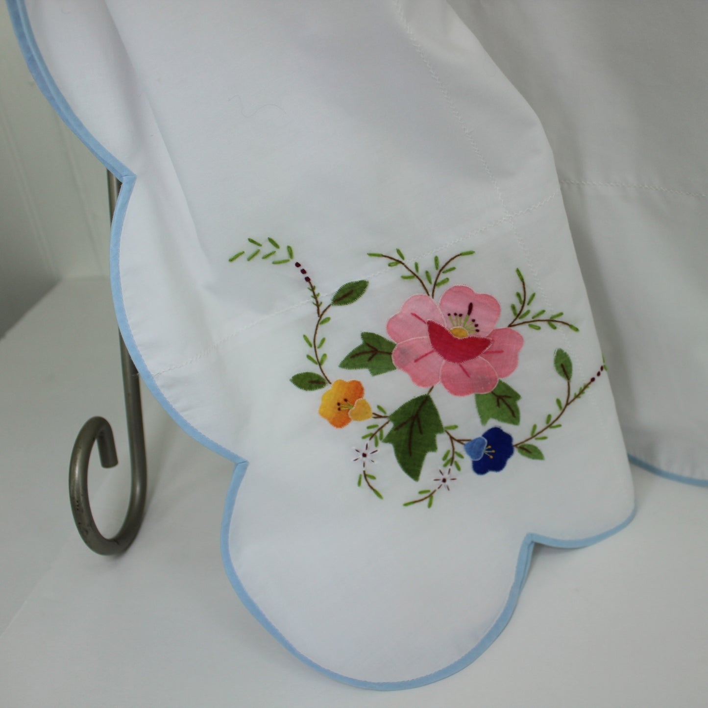 White Cotton Tablecloth Flower Applique Embroidery Blue Scallop Border 67" X 50" center rectangle of flowers
