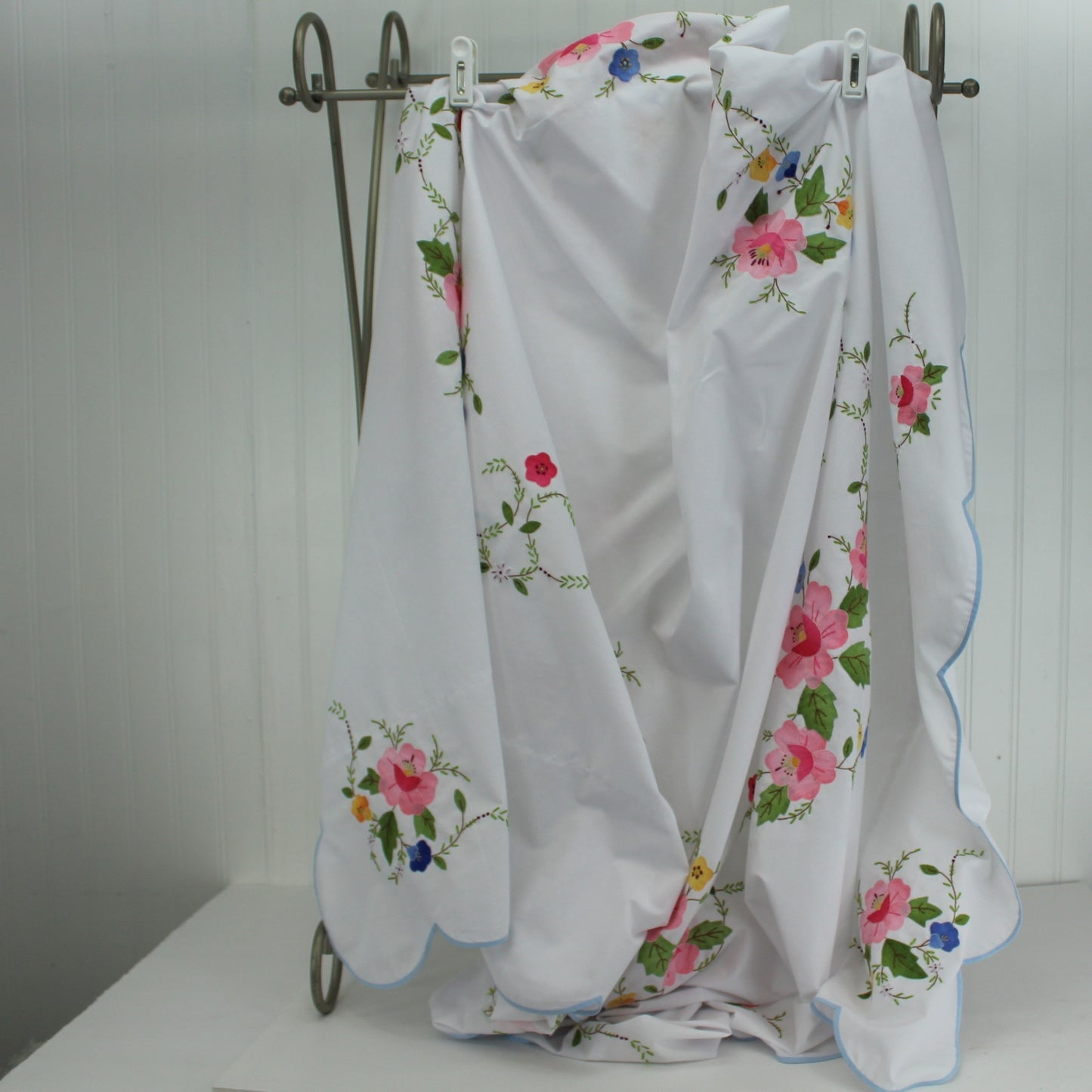 White Cotton Tablecloth Flower Applique Embroidery Blue Scallop Border 67" X 50" floral corners