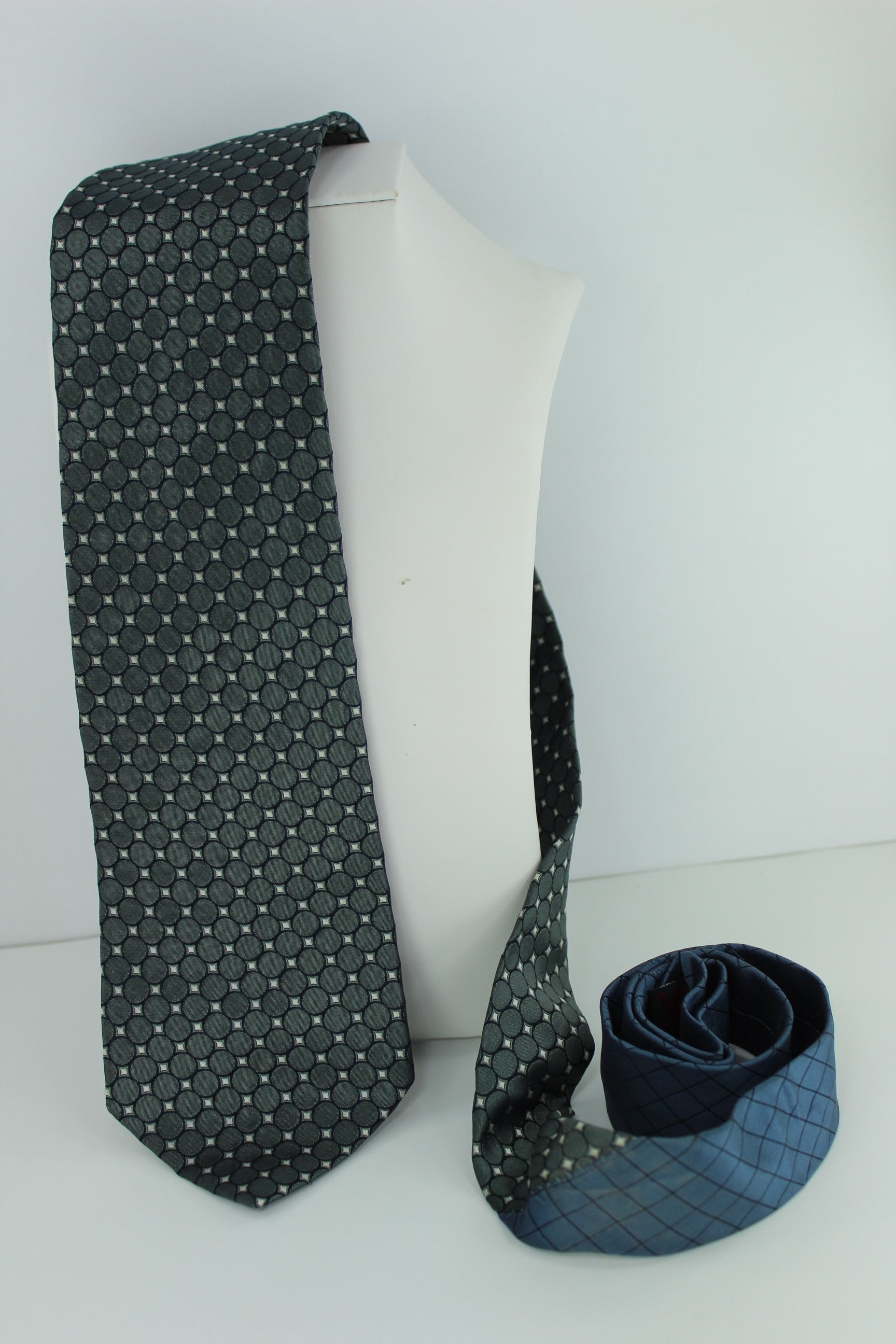 Tommy Hilfiger Unique Silk Tie USA Made - Charcoal Ovals Elegance exceptional tie