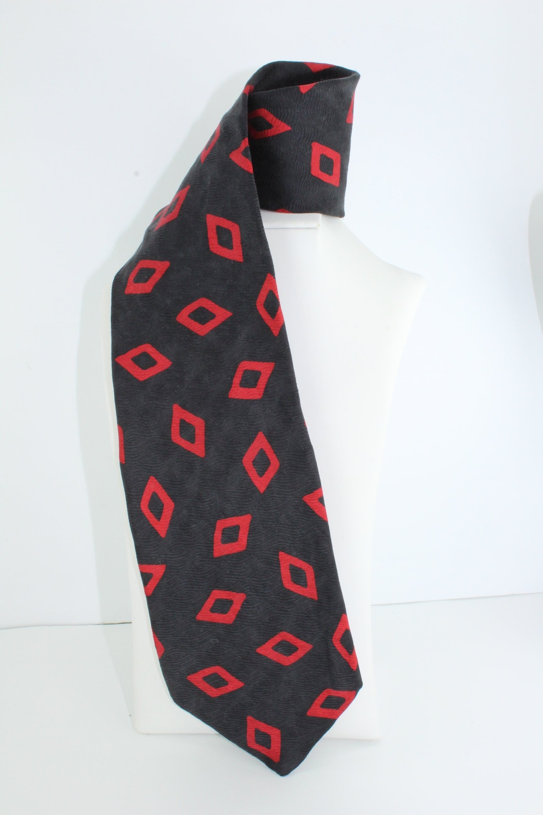 Serica Vintage Tie - Gorgeous Silk Black Red Geometric - Old Ribbon Tag suit maker tie