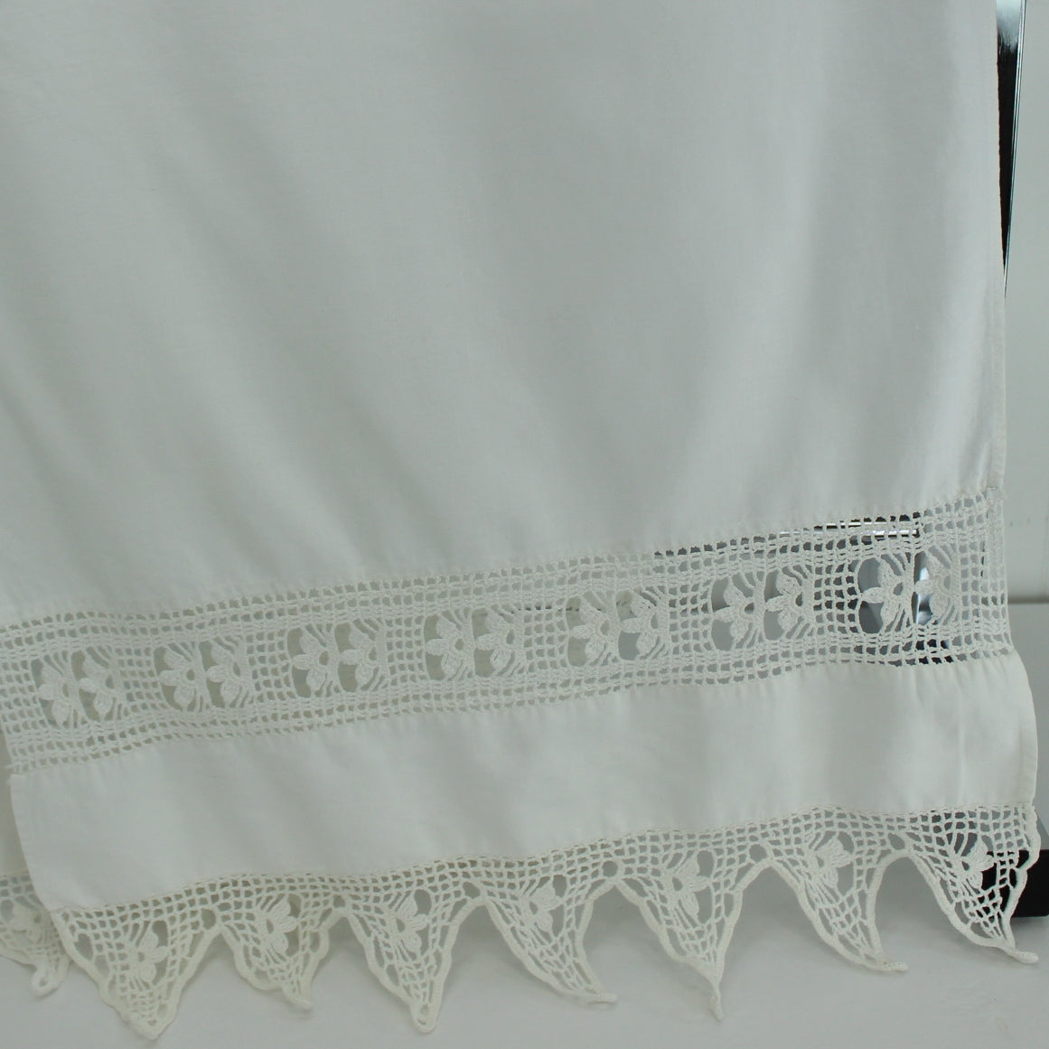 White Linen Table Center Runner Crochet Inserts Pointed Crochet Hems heavy crochet well crafted