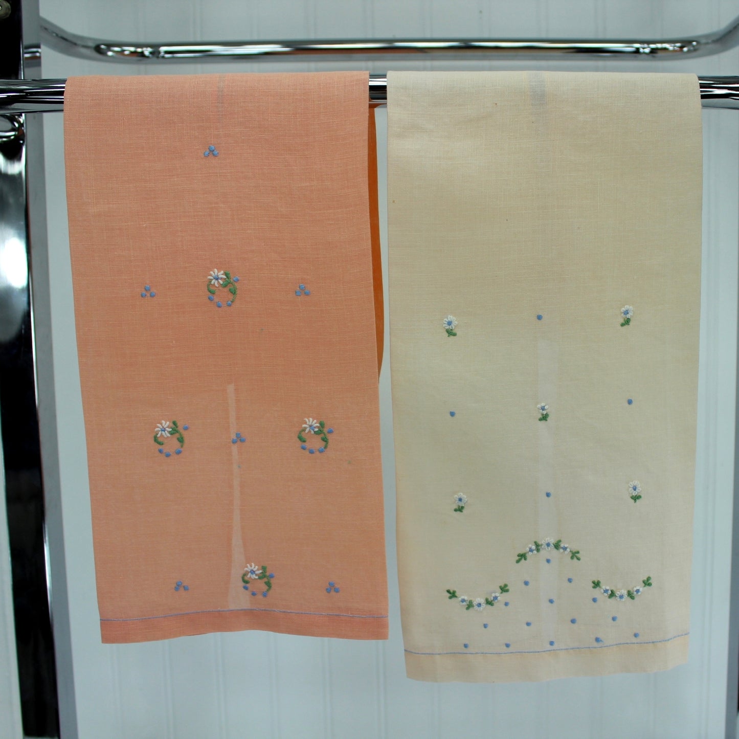 Peach Coral Coordinating Pair 2 Fingertip Guest Towels Vintage Embroidered