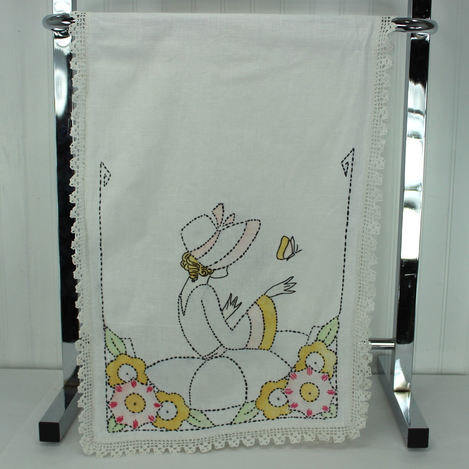 Vintage 1940s 50s Linen Table Runner Bonnet Lady Embroidered Special Price DIY purse blouse repurpose