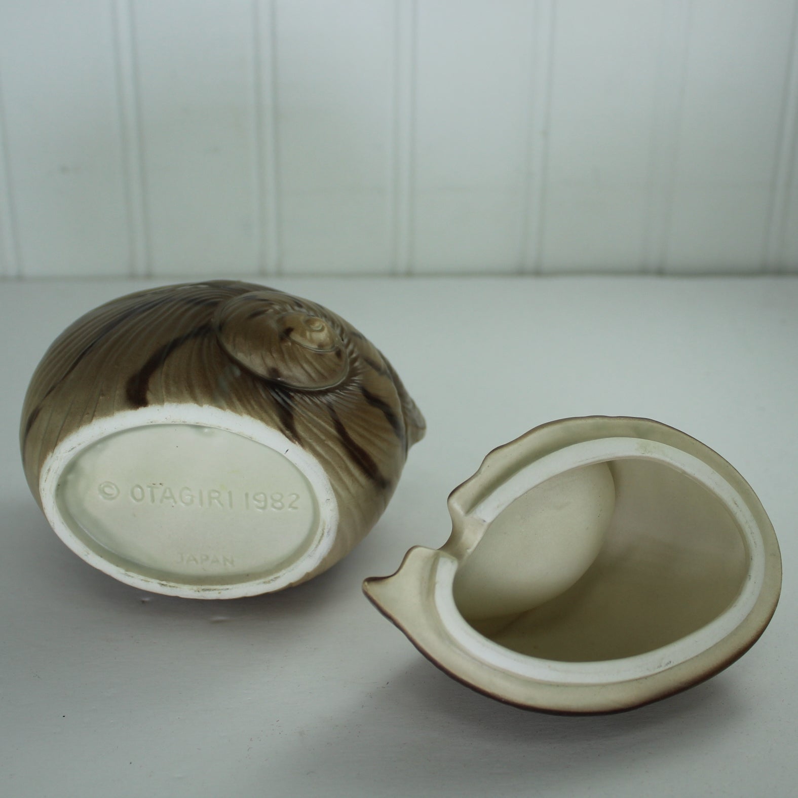 Unique Shell Shape Small Lidded Dish Otagiri 1982 Really Sweet Different bottom and interior view imprint year maker