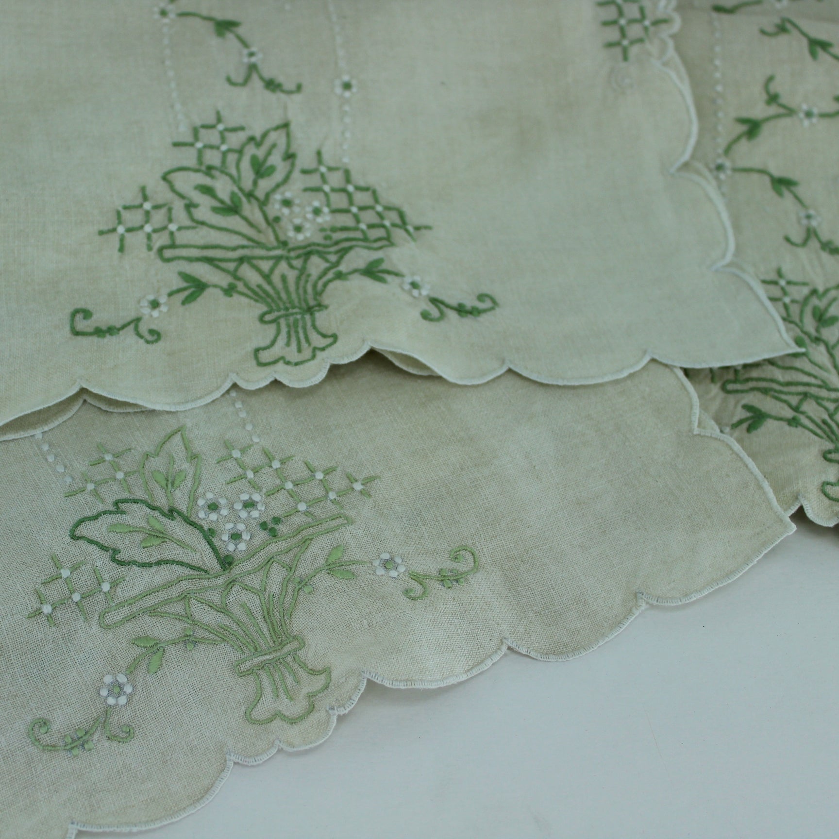 Lunch for 12 Natural Linen Table Runner 12 Place Mats Green Exquisite Embroidery color difference 1 mat