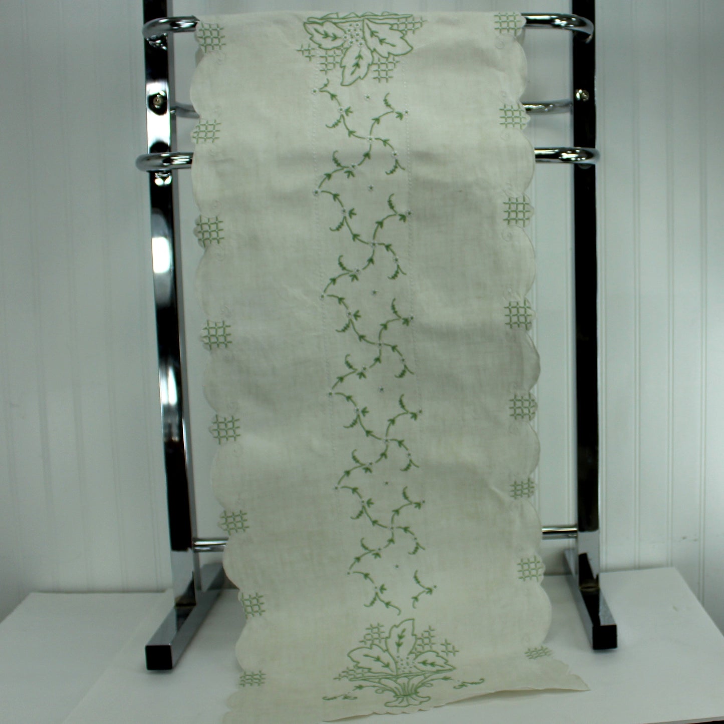 Lunch for 12 Natural Linen Table Runner 12 Place Mats Green Exquisite Embroidery runner almost full length pix