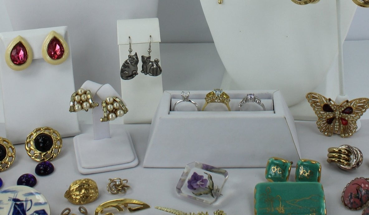 Interesting Jewelry Lot 27 Pieces Unmarked Variety Earrings Necklaces Pins toe rings