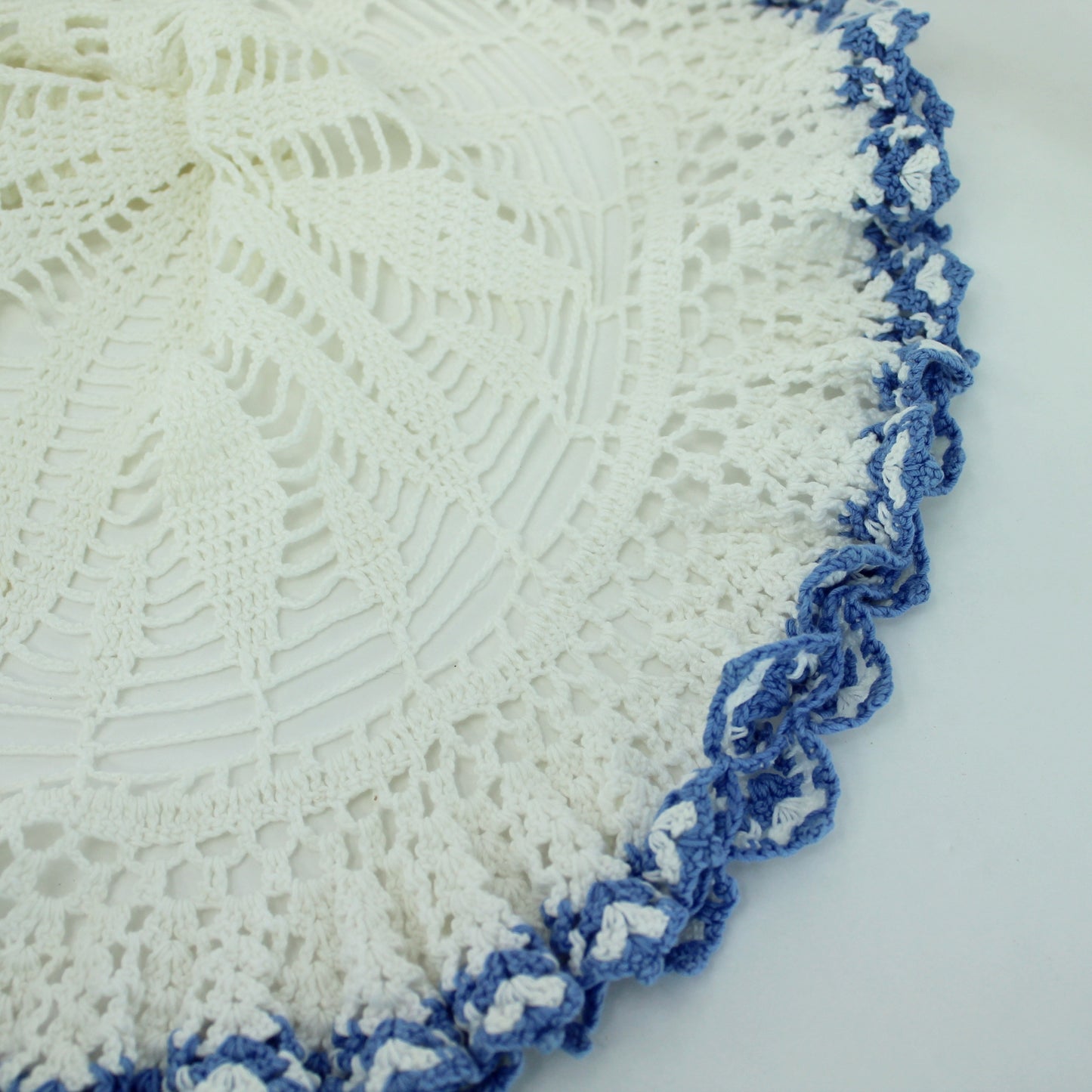 Large Round Crochet Doily Tablecloth White Heavy Blue Ruffle 21" Diameter closeup edge