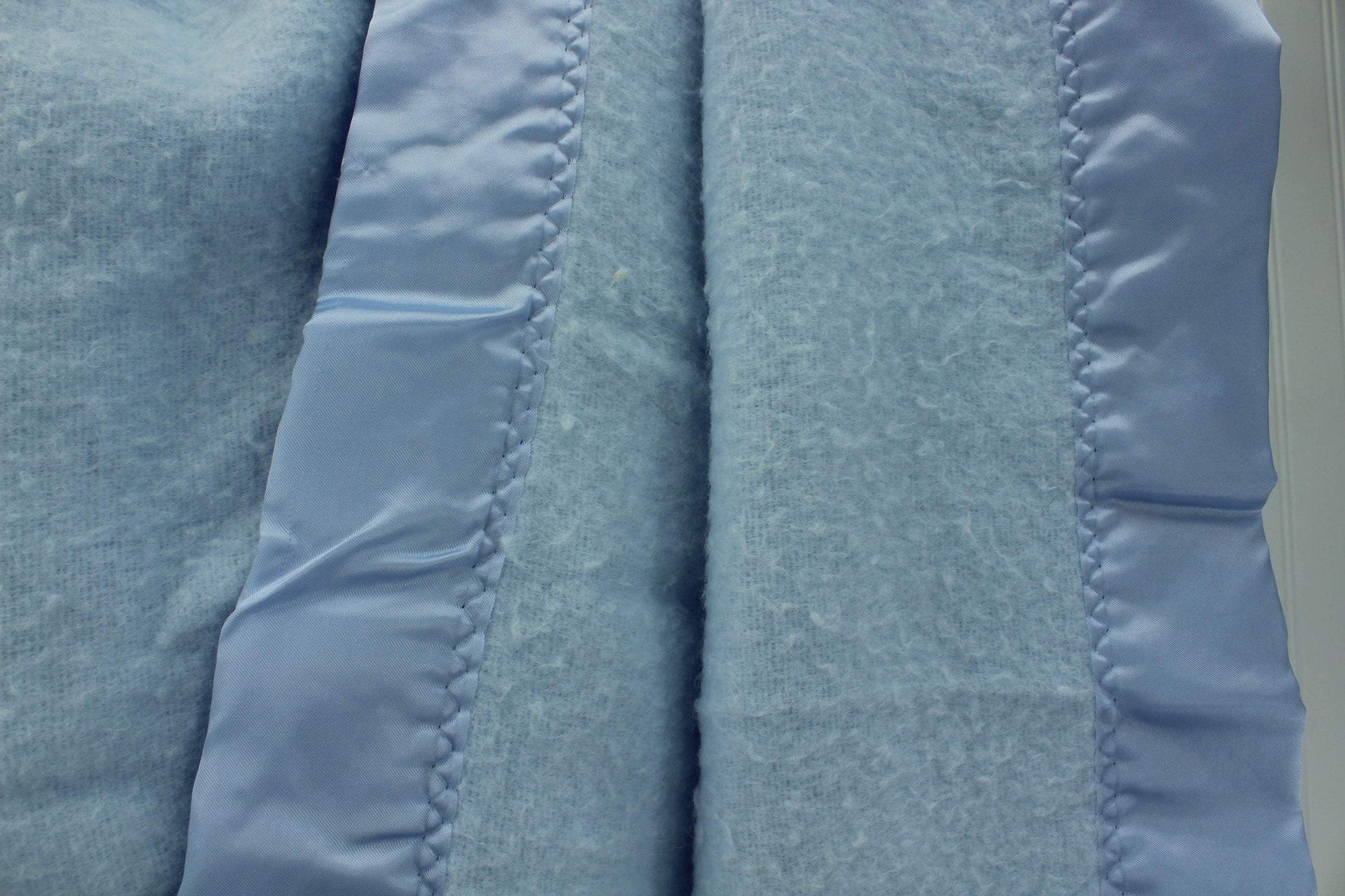 Acrylic USA Blanket Light Blue ~ Queen King  ~ 108" X 93" nice soft nap