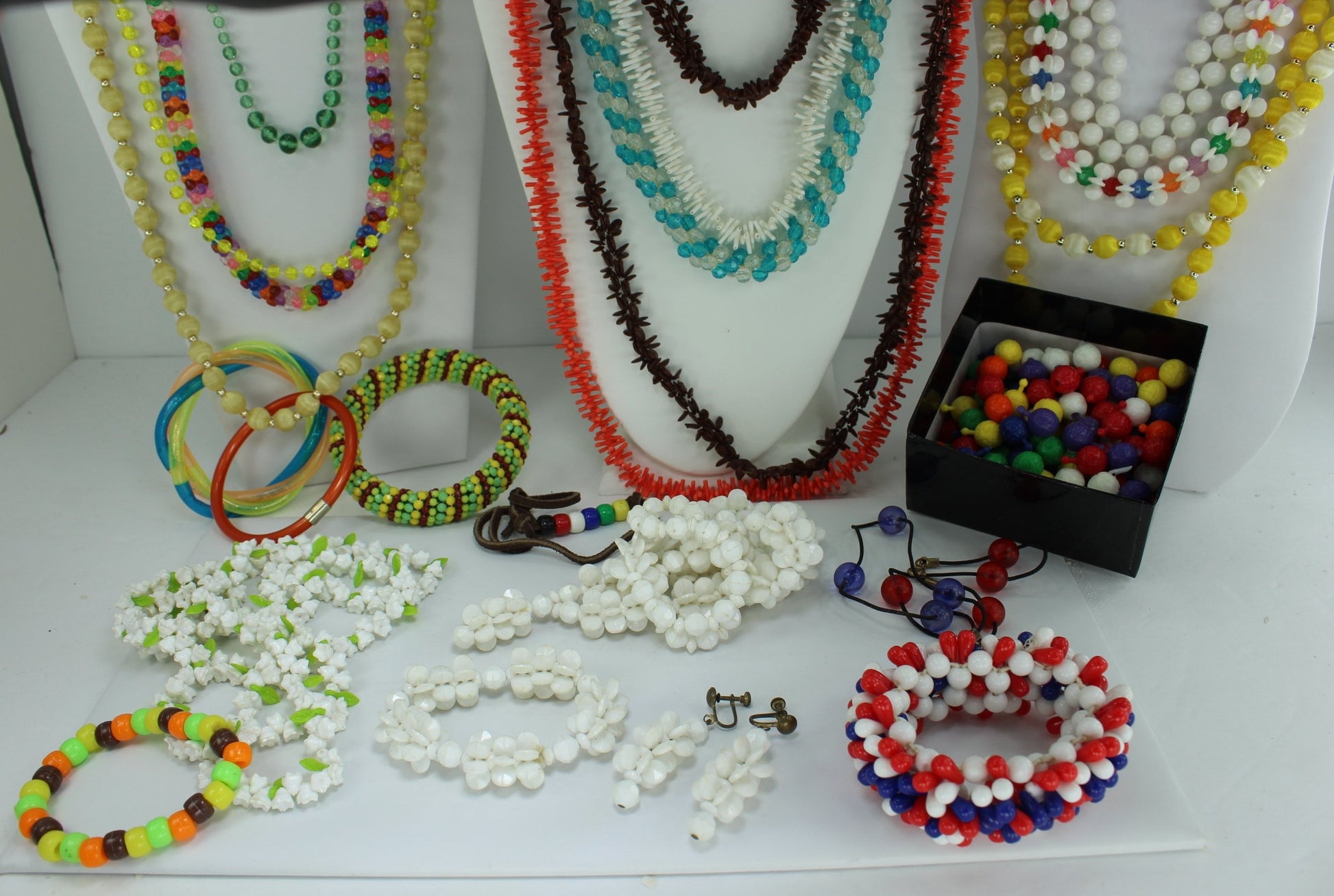 Retro Plastic Jewelry Fun Lot 25 Pieces plus Pop Beads Flower Necklace Beads Hippie Boho Party supplies