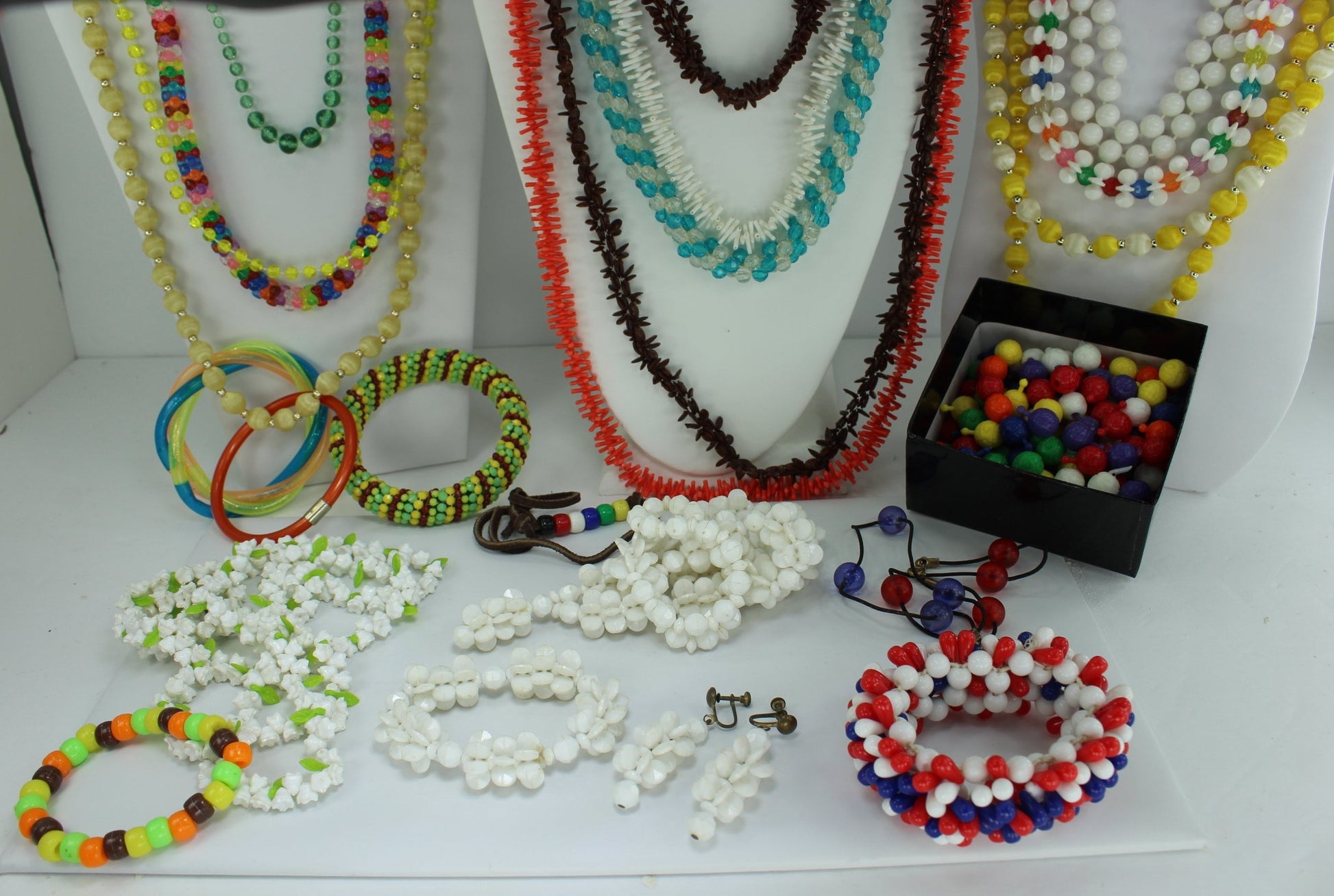Jewelry Lot 588- Twenty Five (25) Pieces Retro Plastic Jewelry