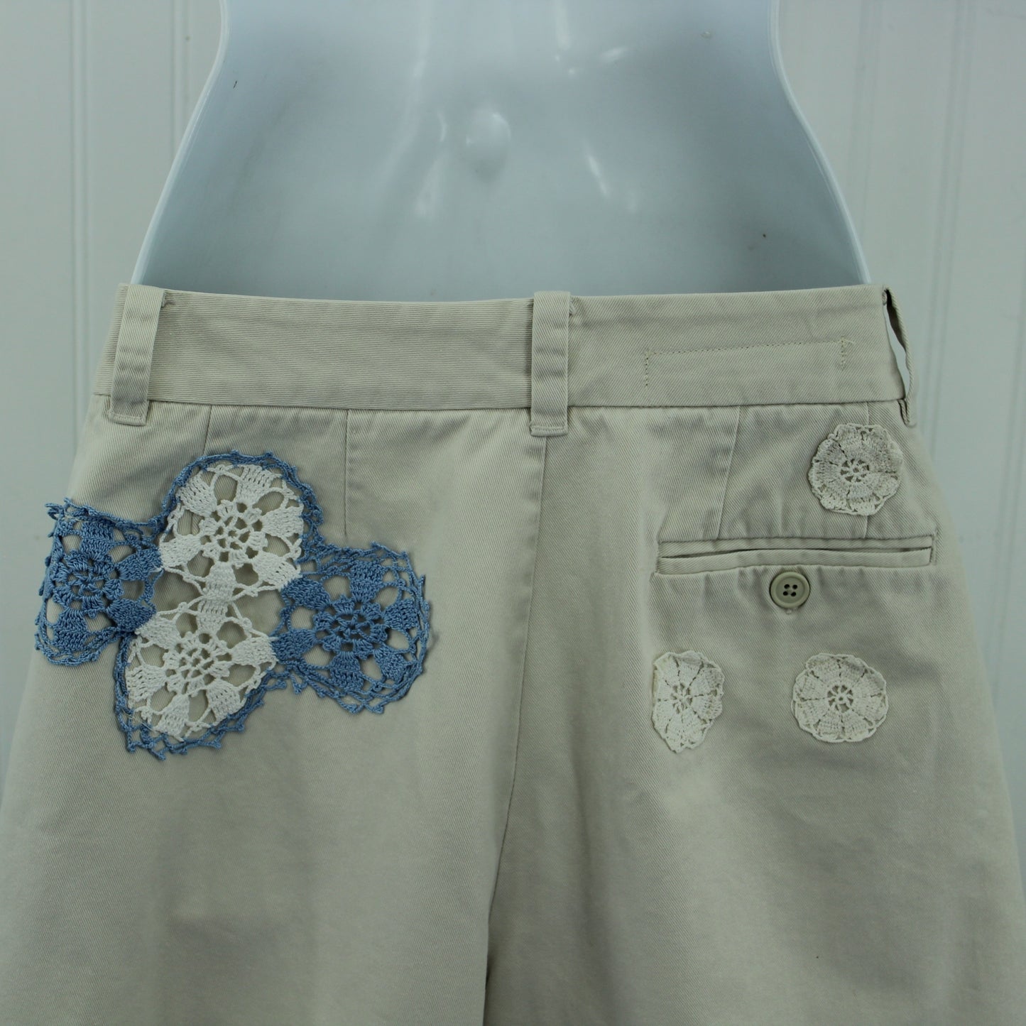 GAP Cotton Khaki Short Pants Patzi Design Enhanced Embroidery Crochet closeup view of back pants