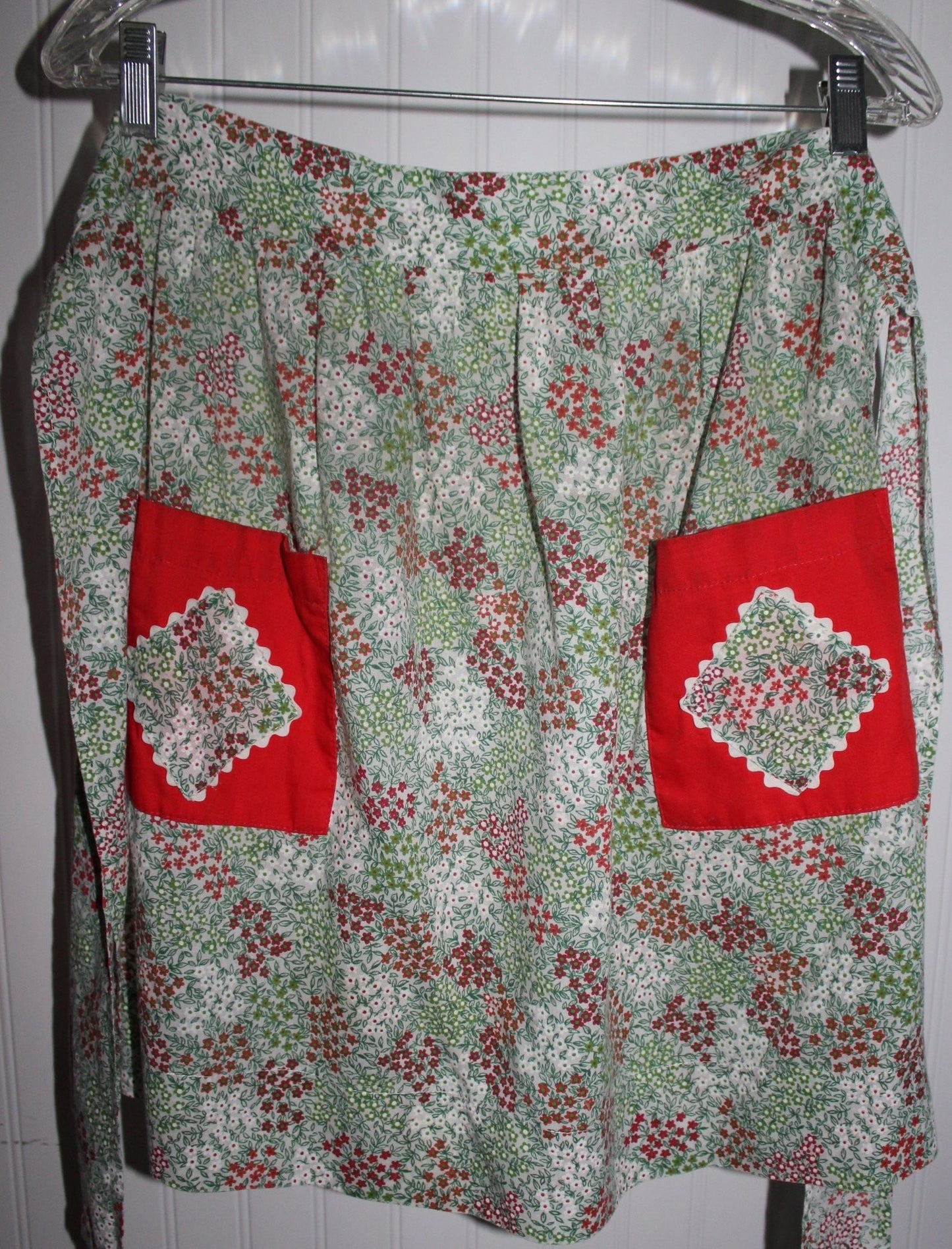 Kitchen 2 Aprons Vintage Green Print Cotton Angelica Tie Side Wear or Pattern Use pockets