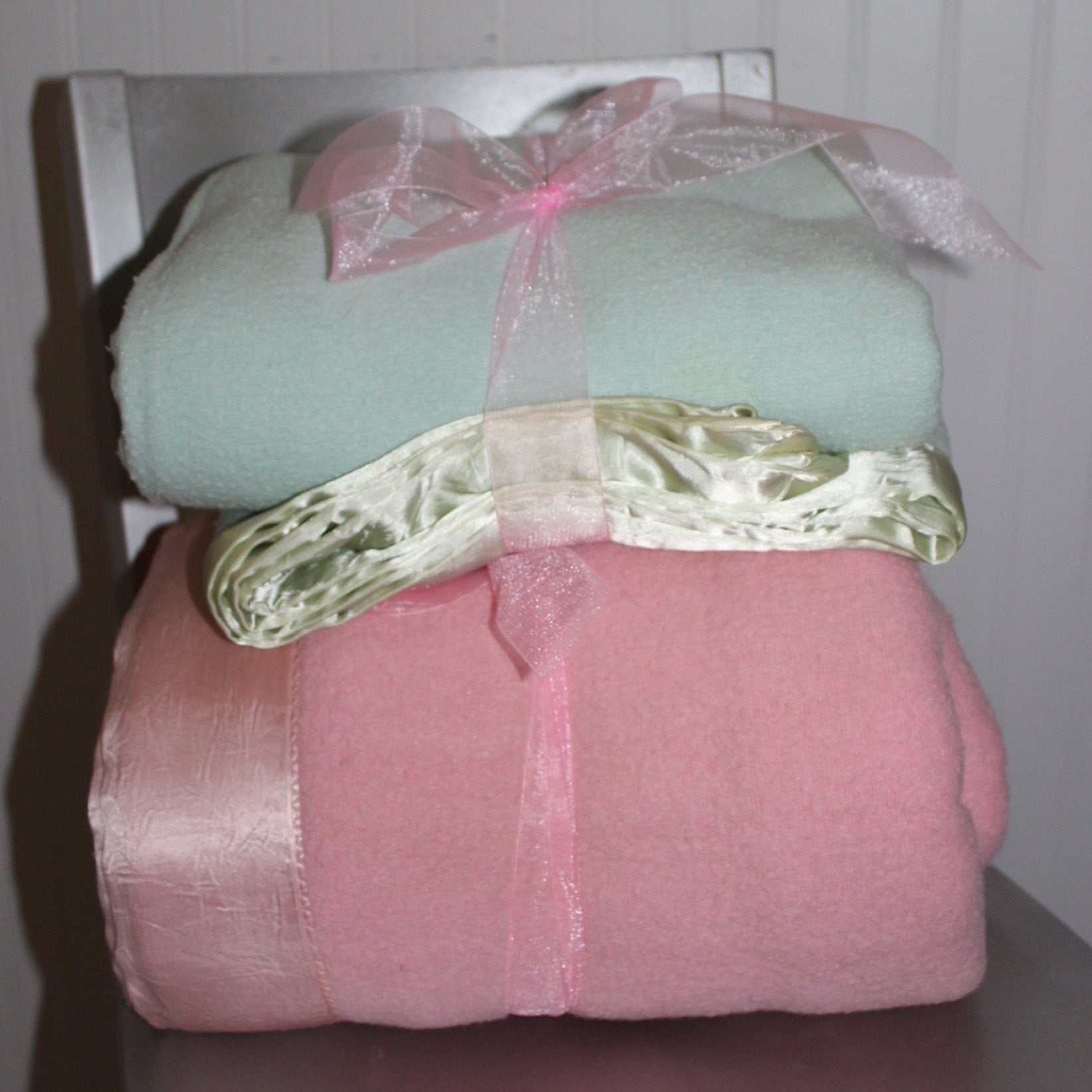 Special 2 Blankets Polyester Pink Poly Blend Green Cabin Camp