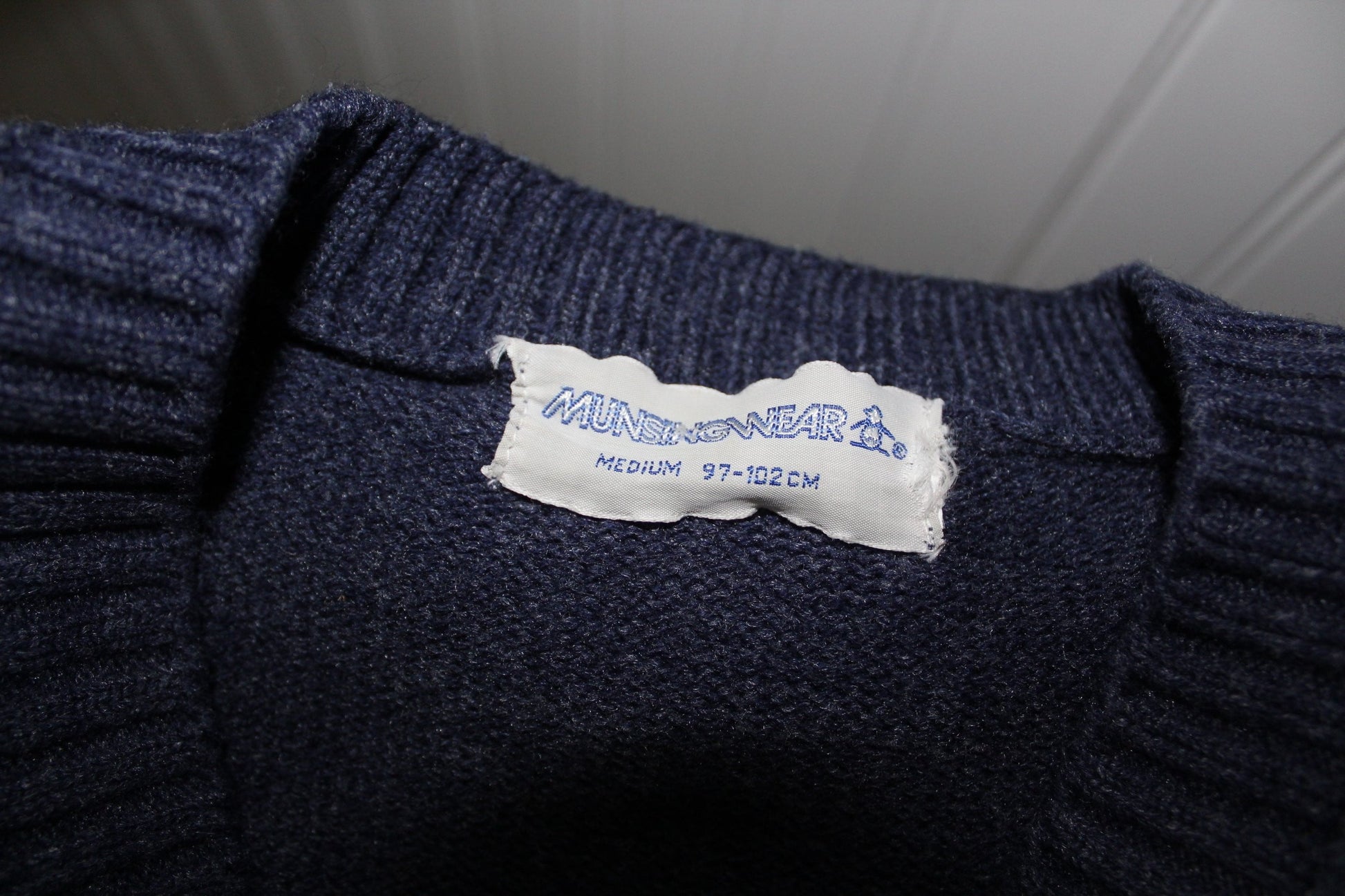 Munsingwear Sweater Medium Pullover Denim Blue Old Ribbon Label Vintage USA collectible