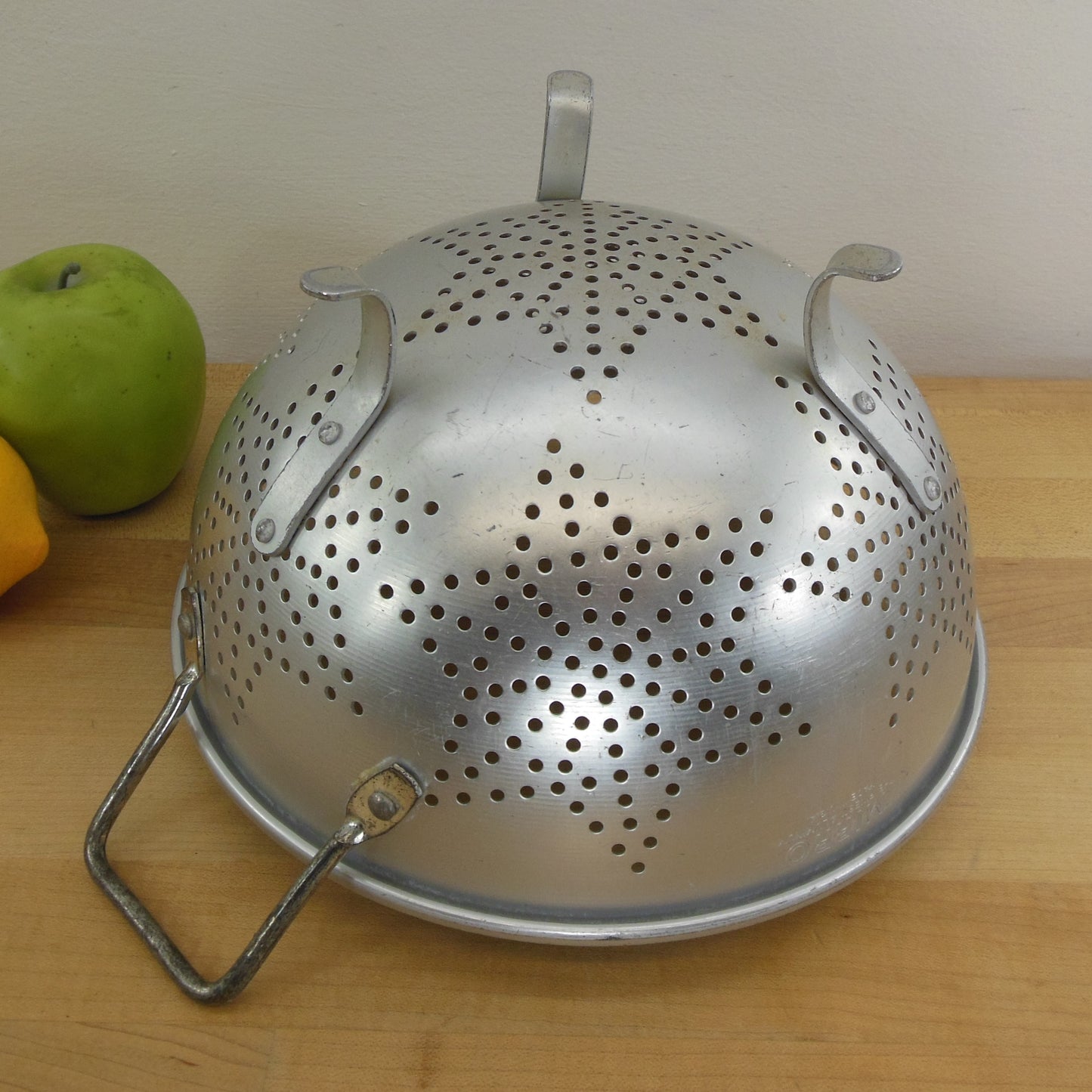 Mirro USA Aluminum 9" Colander Footed Strainer - 7 Perforated Stars Footed Handles