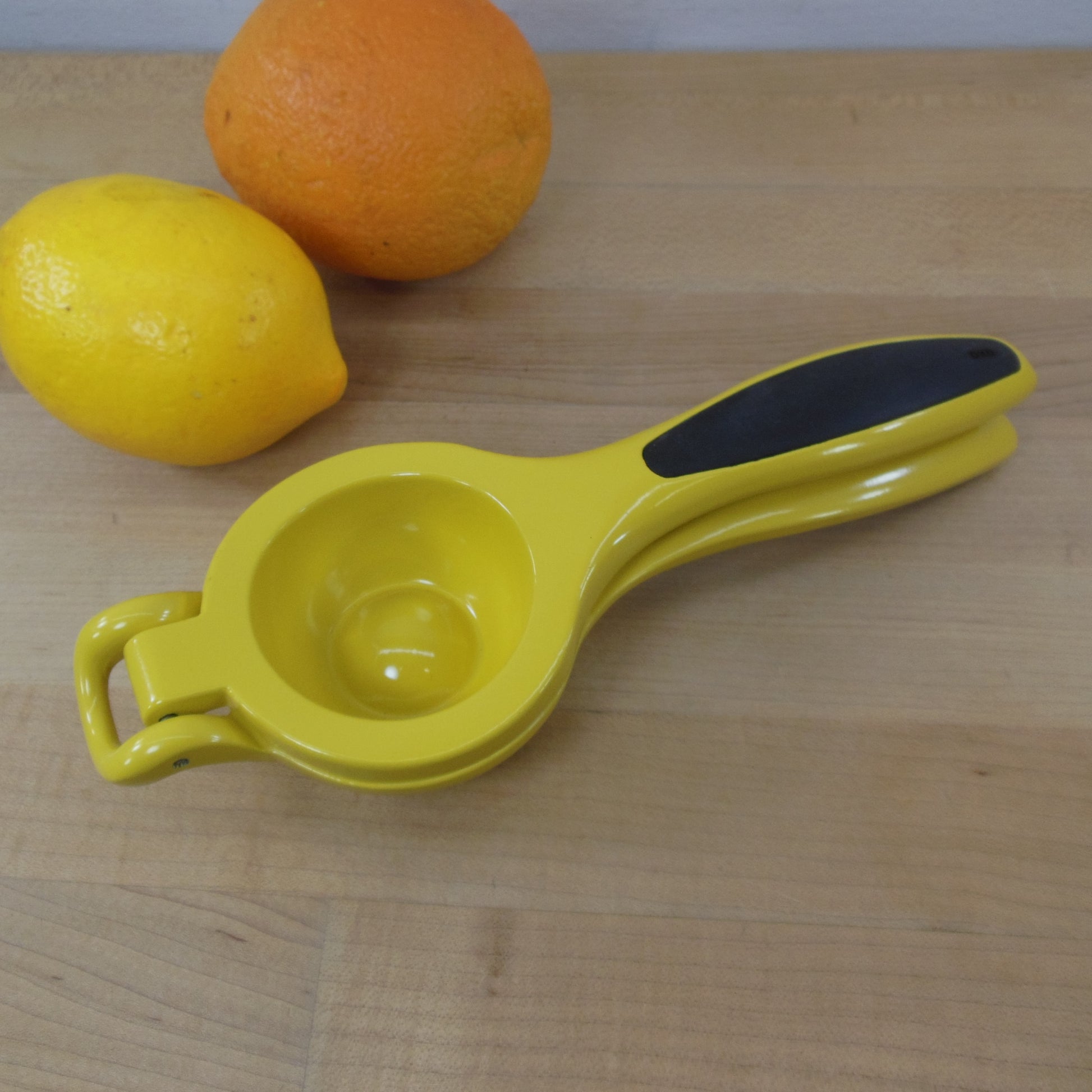 OXO Good Grips Yellow Lemon Citrus Hand Squeezer Juicer