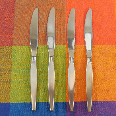 Oneida Community - SATINIQUE Older - Stainless Flatware - 4 Dinner Knives Vintage used