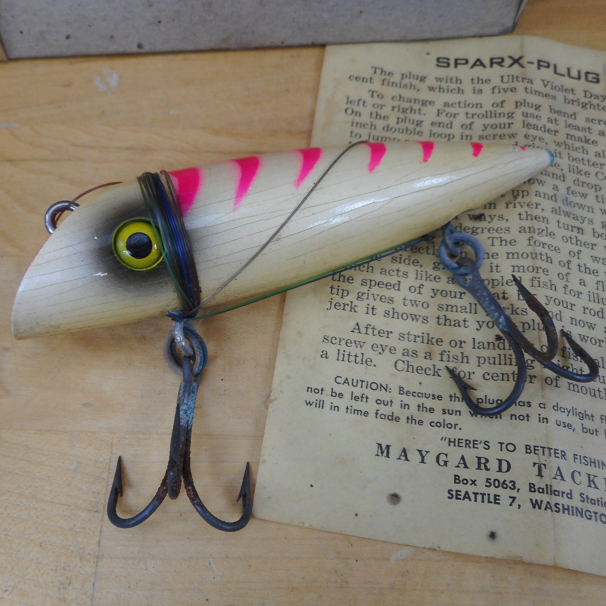 Maygard SparX-Plug Salmon Wood Fishing Lure Plug - Pearl Pink Skeleton with Box