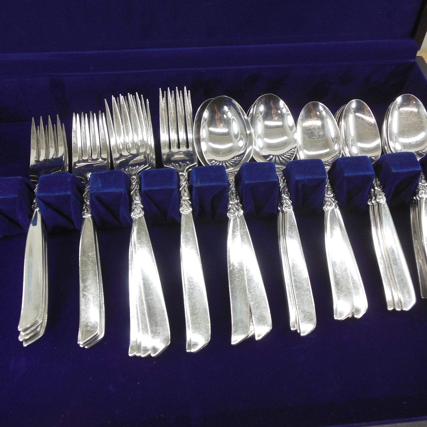 Oneida Community Silverplate South Seas Flatware Set For 8 - 50 Pieces Wood Chest