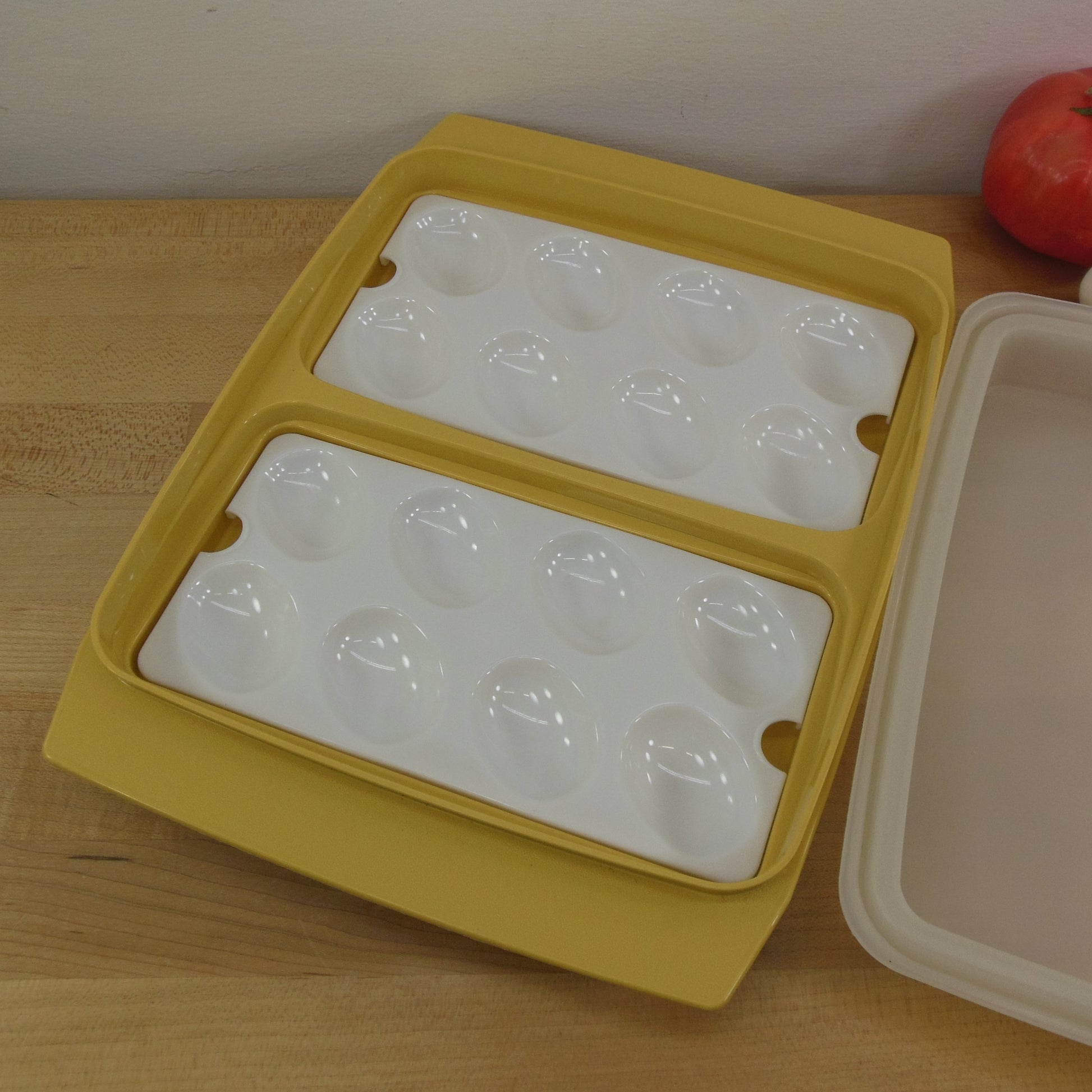 Tupperware Deviled Egg Keeper Container 723-1 Yellow Gold 16 Halves Used