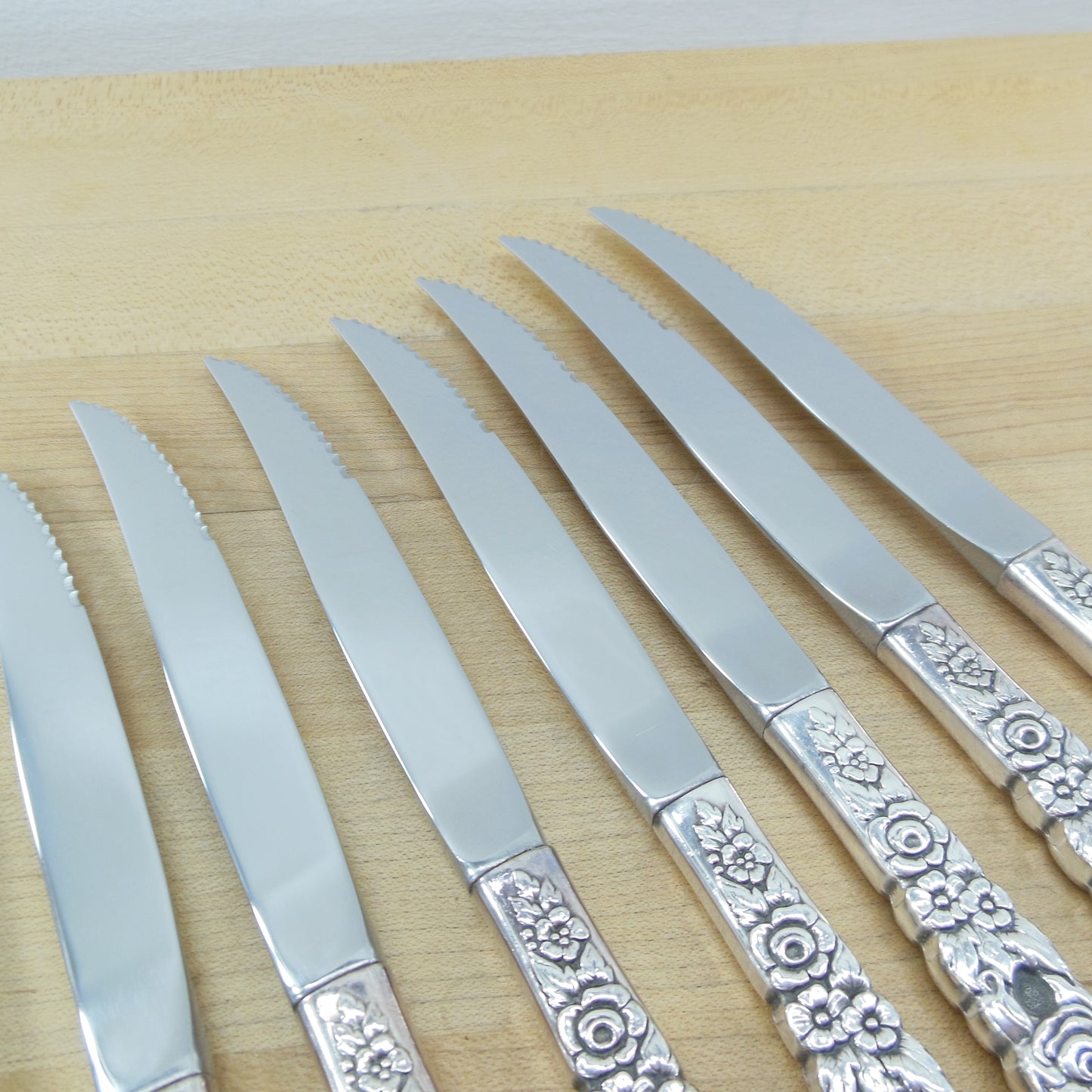 Oneida Community Silver Valentine 8 Set Steak Knives Stainless Silver Plate Unused