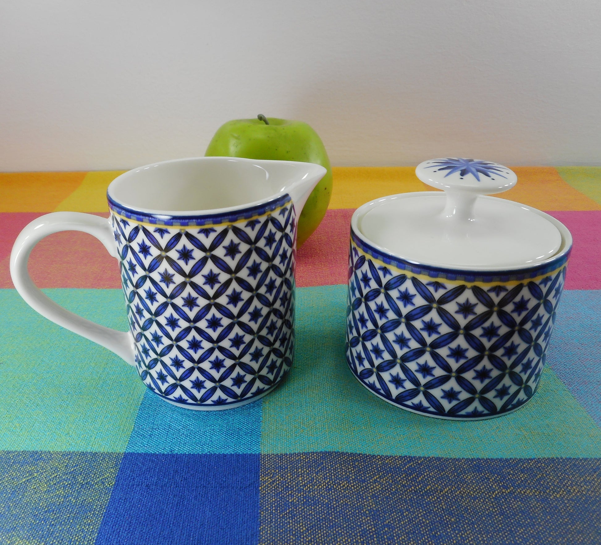 Victoria & Beale Williamsburg Fine Porcelain - Lidded Sugar Bowl & Creamer Set