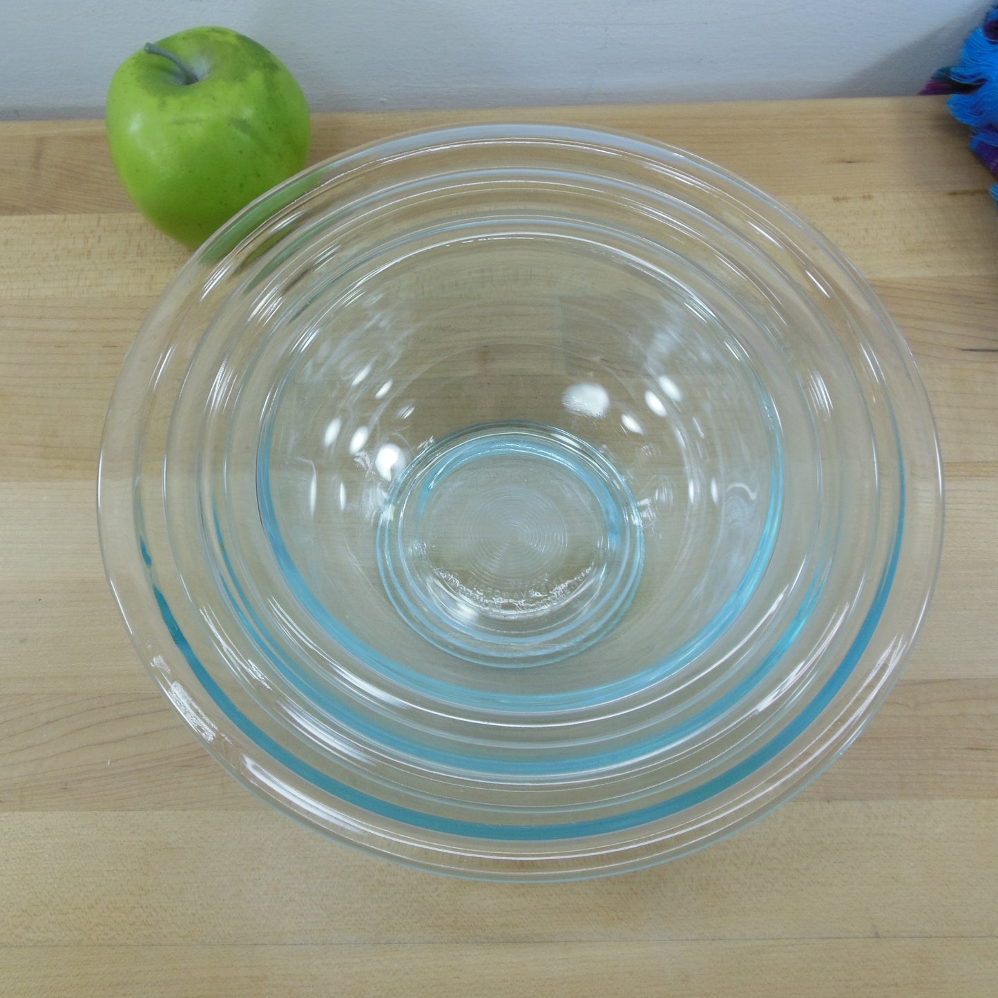 Set of 3 Pyrex clear glass nesting mixing bowls with lids