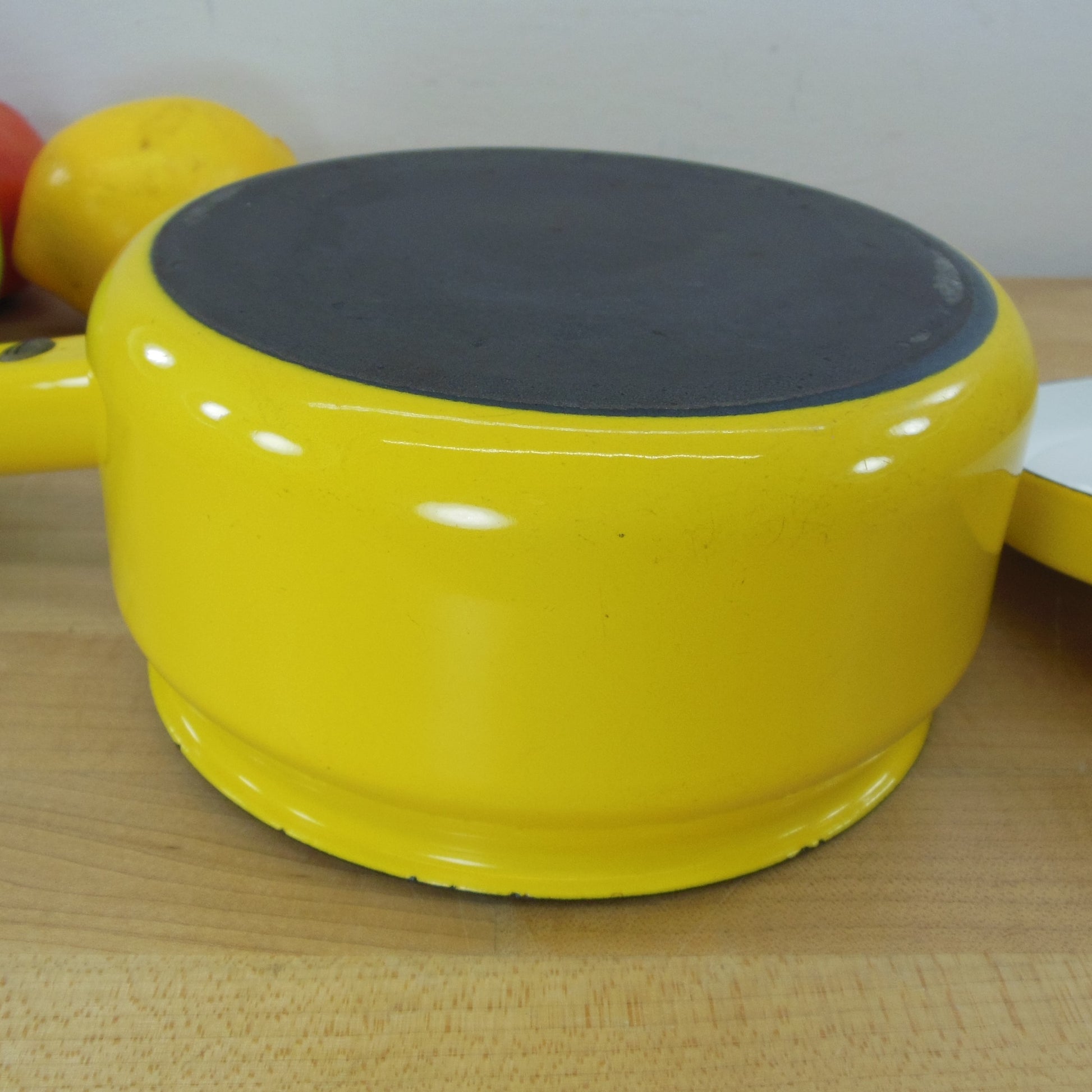 Arabia Finel Seppo Mallat Yellow Enamelware 1.5 Quart Saucepan bottom view